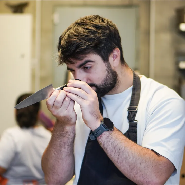 Charles en cuisine, concentré, couteau en main
