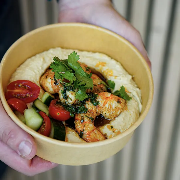 Gambas shawarma sur houmous, tomates et concombre