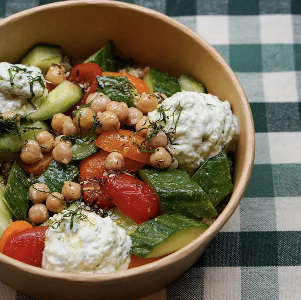 Hercules’ plate : tzatziki, pois chiches, tomates, concombre
