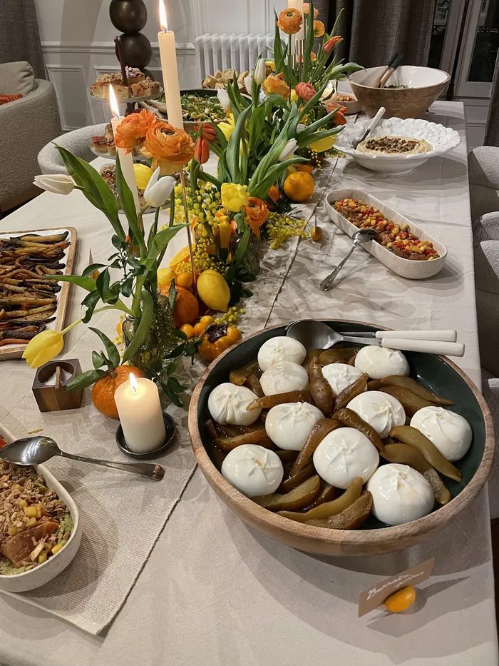 Buffet June : burratas, fleurs et agrumes sur une grande table