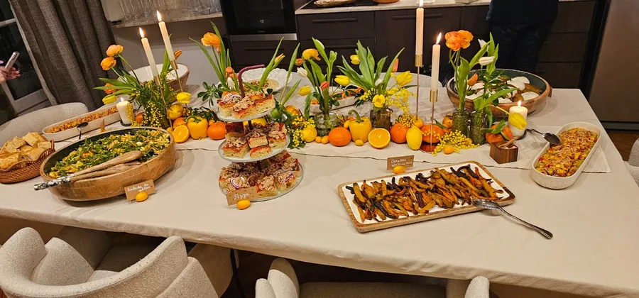 Grande table de buffet dressée pour une soirée